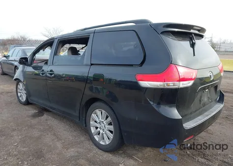2011 Toyota Sienna Xle z USA, uszkodzony, nr VIN 5TDDK3DC5BS006099